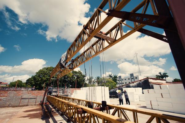 Estrutura de concreto pré-moldado da Premoldaço sendo montada em obra no Ceará