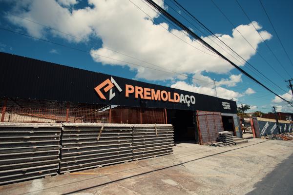 Fachada da fábrica da Premoldaço em Maracanaú, Ceará, pronta para distribuição de lajes